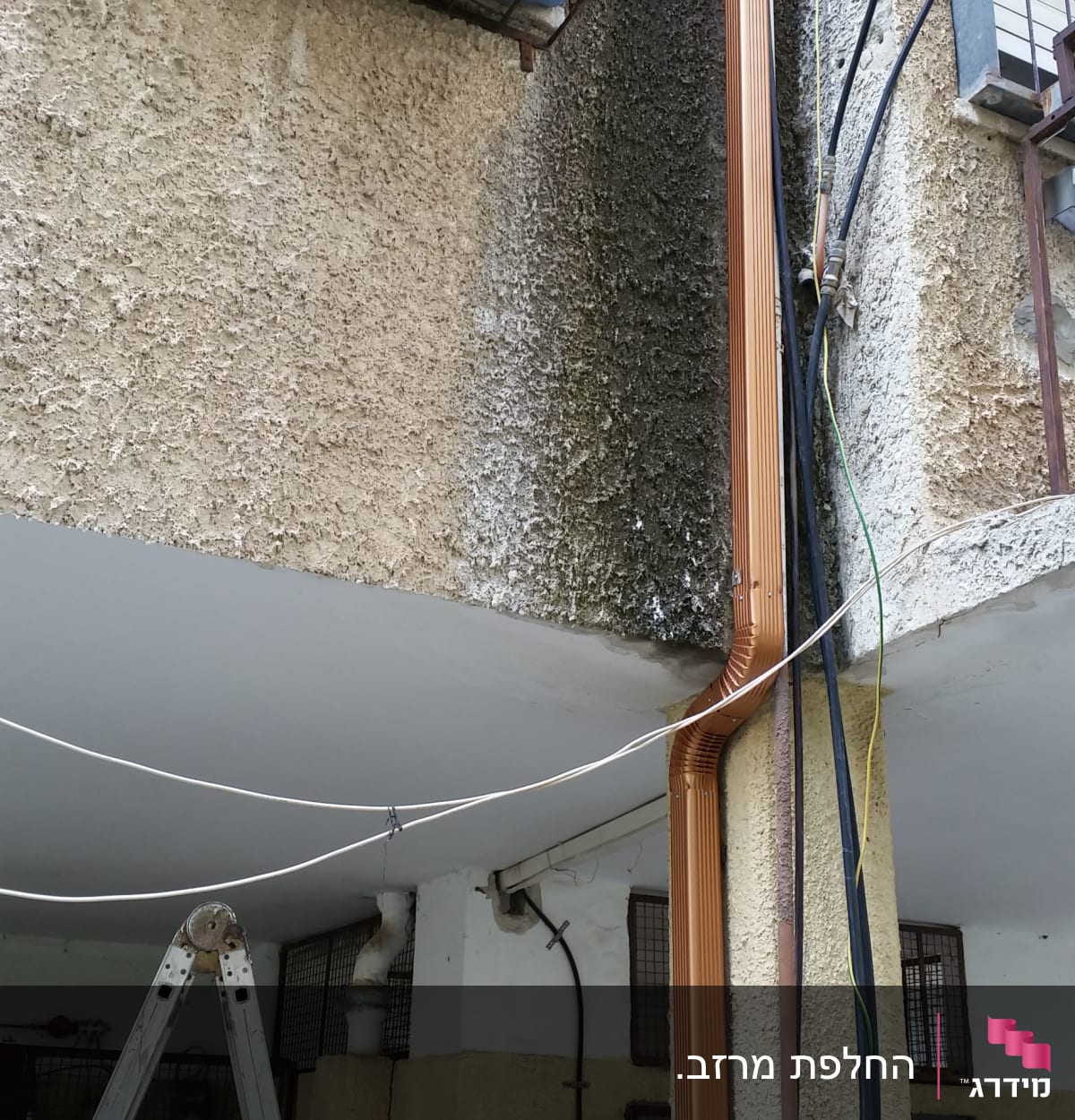 צינורות חשמל על קיר חיצוני של בניין